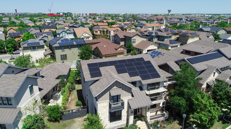 교외 가정의 지붕에 태양 전지판