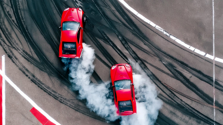 트랙에서 표류하는 두 대의 자동차의 상단보기.