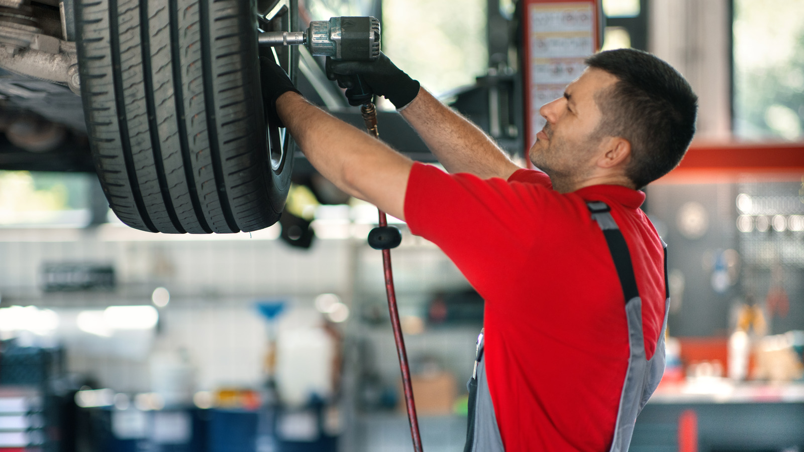 누가 Travelstar 타이어를 만들고 어디서 제조됩니까?