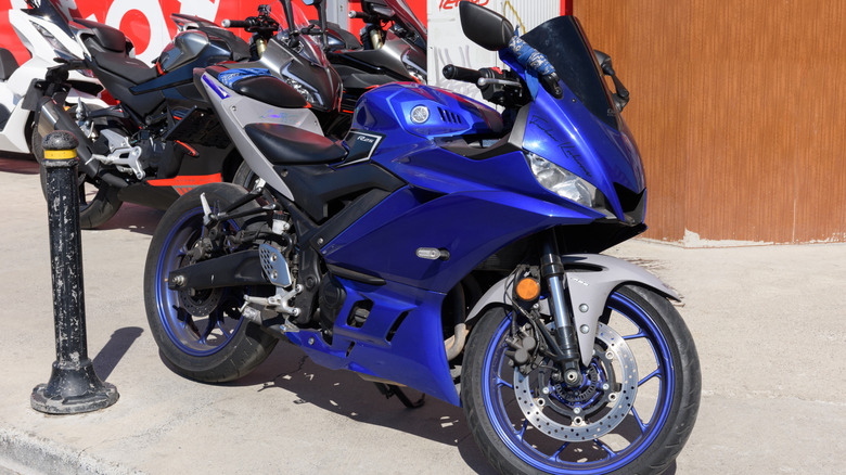 Kadikoy Street의 Yamaha Yzf R 25.