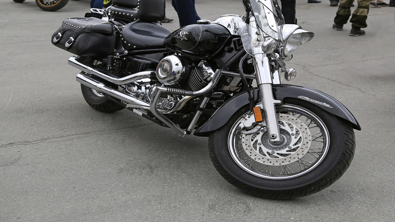 오토바이 순양함 Yamaha V-Star 650 Classic은 Moto Show에 주차되었습니다.