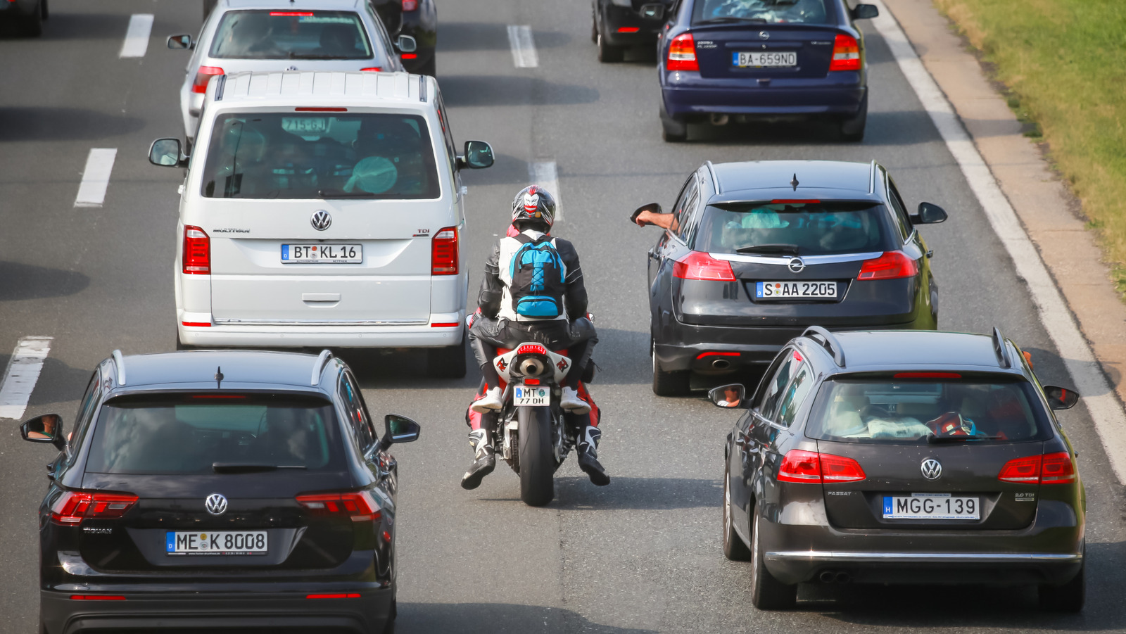 이 주들은 차선 필터링을 자전거 타는 사람에게 합법적으로 만들었습니다