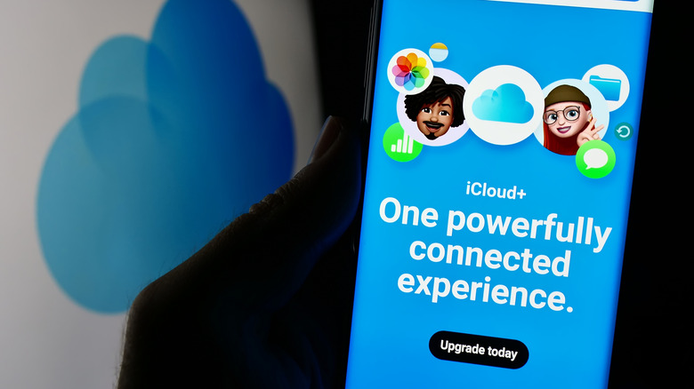 iCloud+의 업그레이드 화면을 보여주는 휴대 전화