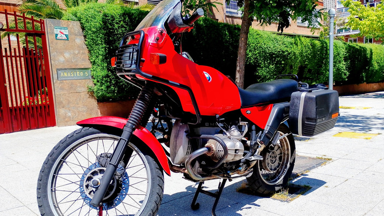 BMW R80 G 또는 S Red Motorcycle은 집 앞 보도에 주차되었습니다.
