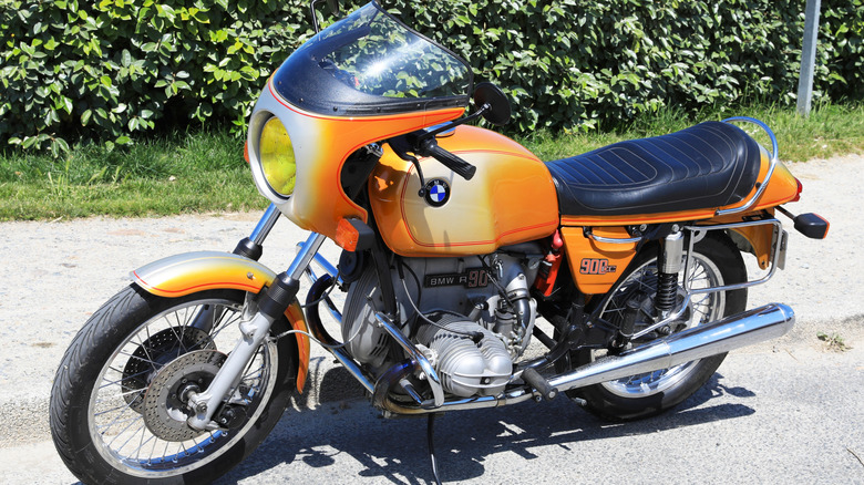 오렌지 햇볕에 쬐인 BMW R90 S 주차.