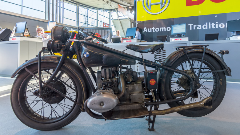 고전적인 스포츠 오토바이 인 BMW R63은 자동차 사태에 있습니다.