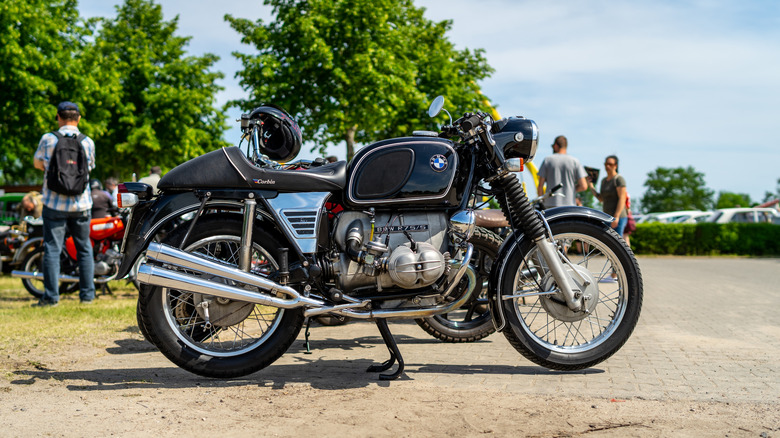 BMW R75/5 오토바이, 백그라운드에있는 사람들이 주차했습니다.