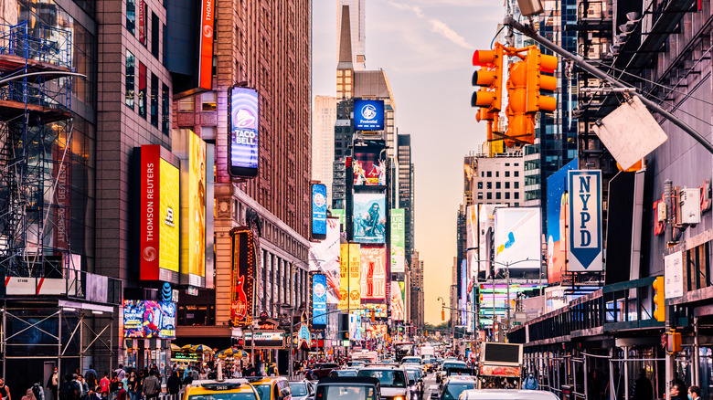 여러 신호등이있는 붐비는 도시 거리