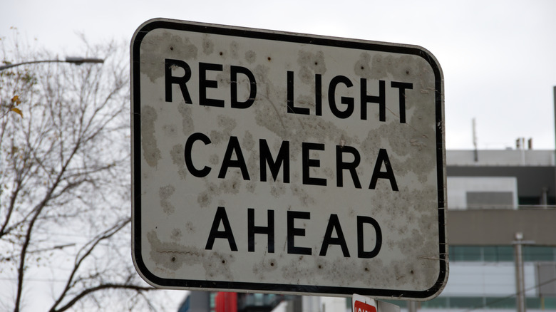 빨간색 라이트 카메라의 기호 경고 앞에