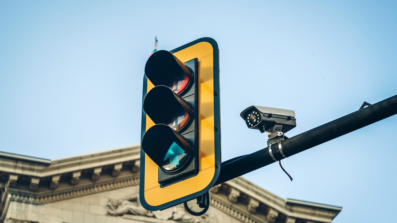 실제로 신호등 위의 작은 카메라는 무엇입니까?