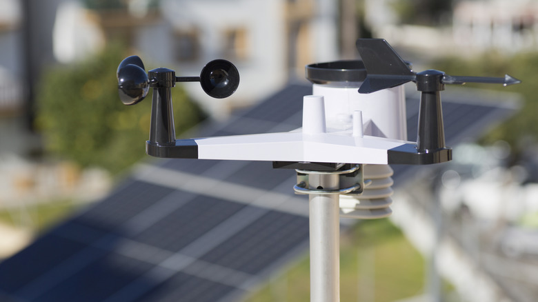 기둥 위의 작은 기상 관측소