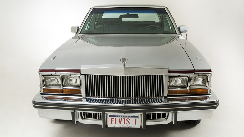 캐딜락 세비야의 클로즈업 전망.