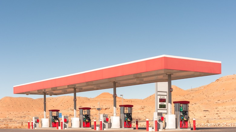 사막의 주유소