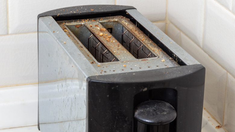 부스러기와 때리기 토스터에 쌓입니다.