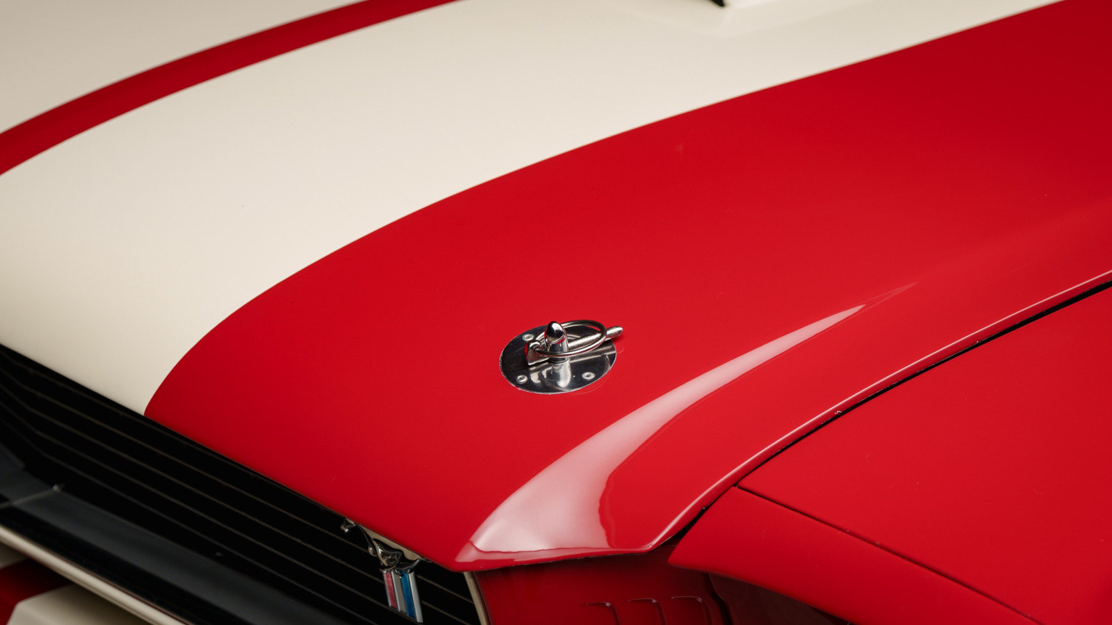 근육 자동차에 후드 핀을 설치하기 전에 알아야 할 사항