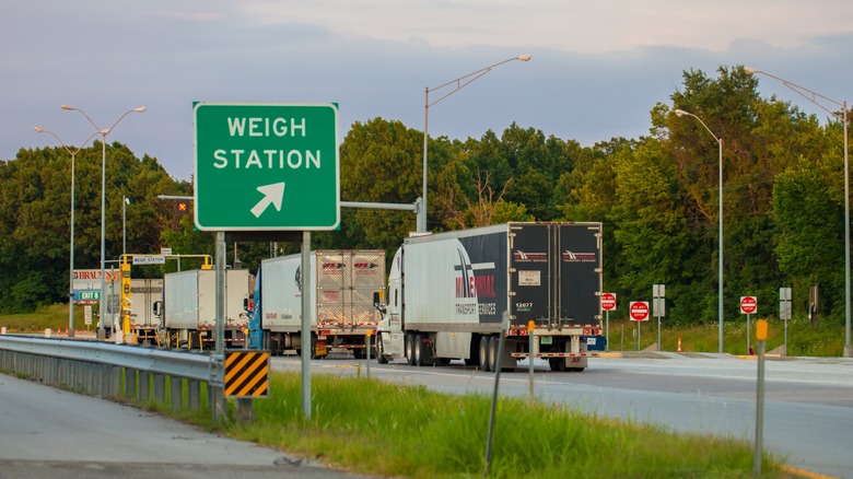 고속도로 I-44의 계량 스테이션에서 트럭