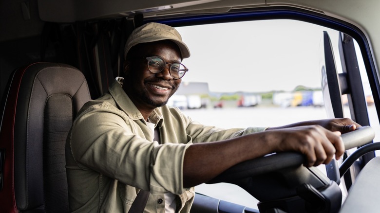 트럭 캐빈의 트럭 운전사, 웃고