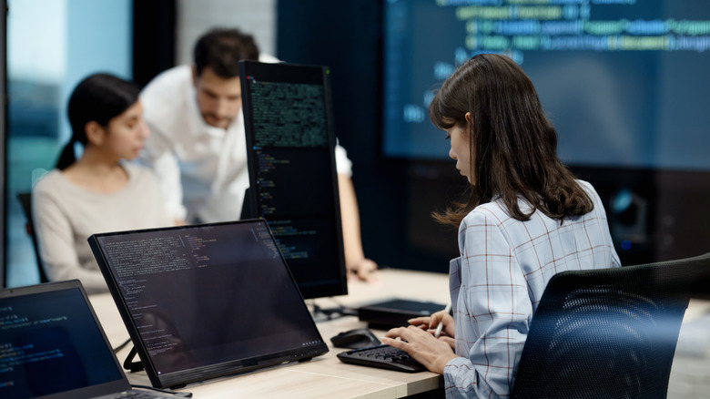 책상에서 일하는 컴퓨터 프로그래머