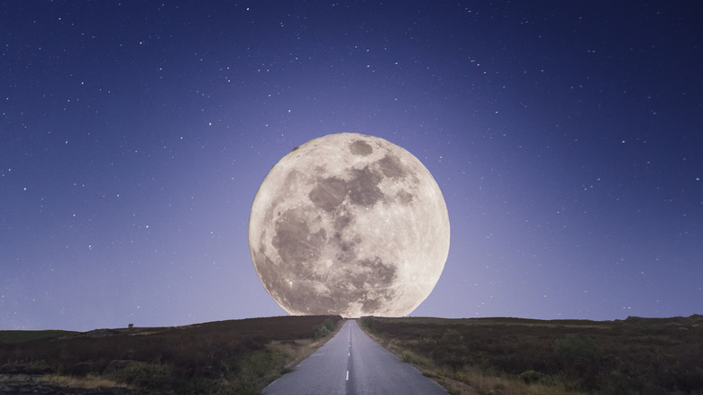 도로 전에 하늘에서 달의 시각.