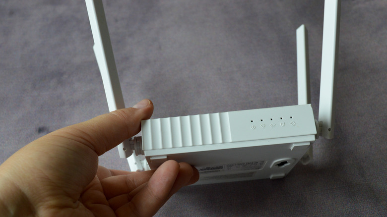 4 개의 안테나가 장착 된 Wi-Fi 라우터.