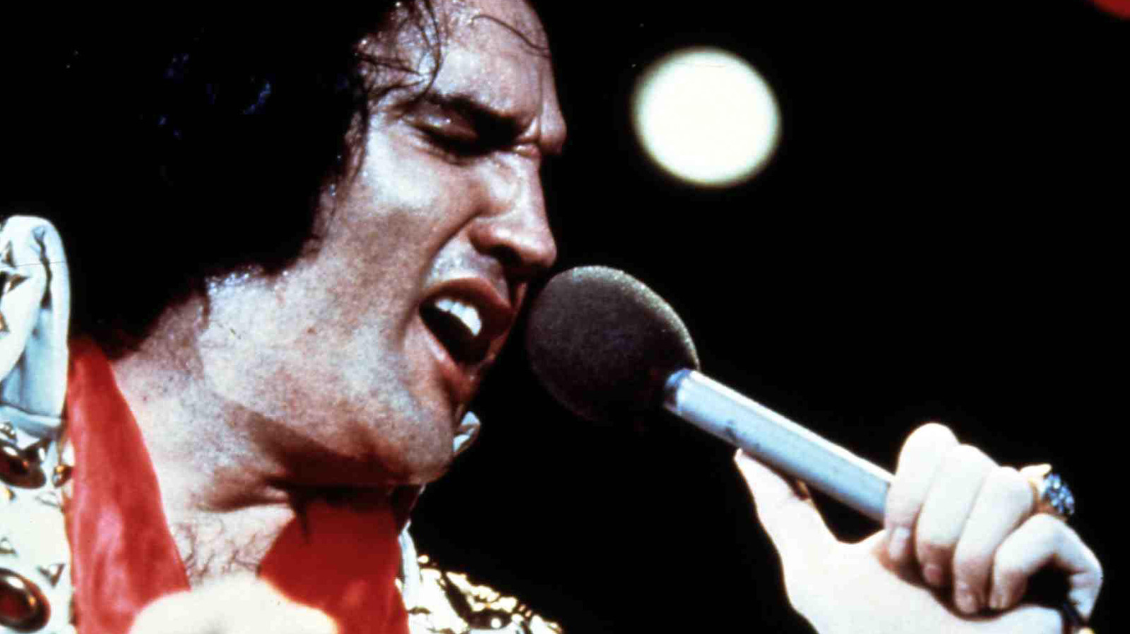 Elvis Presley의 상징적 인 Pink Cadillac은 공식적으로 새 집이 있습니다.