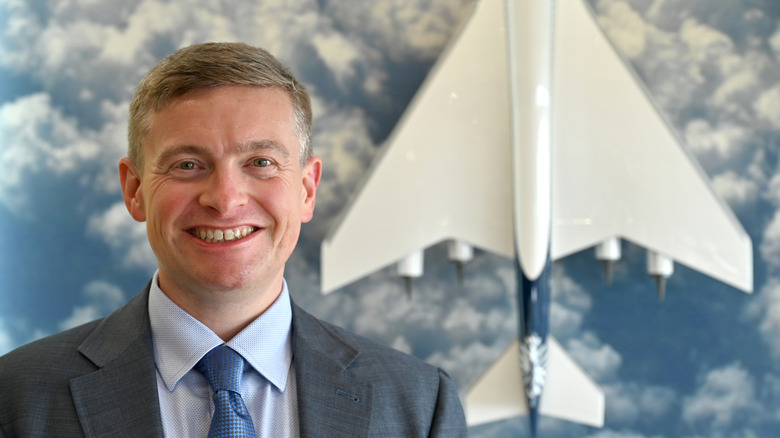 붐 창립자이자 CEO 인 Blake Scholl은 Farnborough International Airshow 동안 Overture Supersonic Airliner의 모델에 의해 포즈를 취합니다.