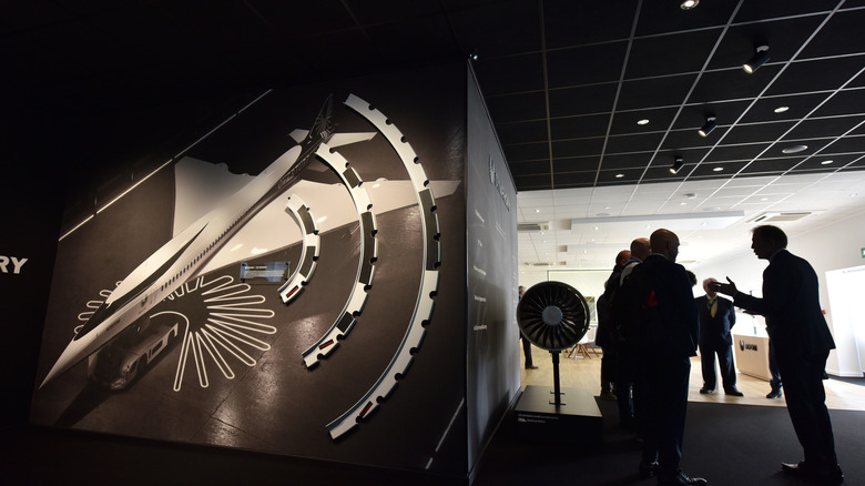 붐 슈퍼닉 전시회 홀에 첨가관 초음속 여객기 사진이 전시되어 있습니다.