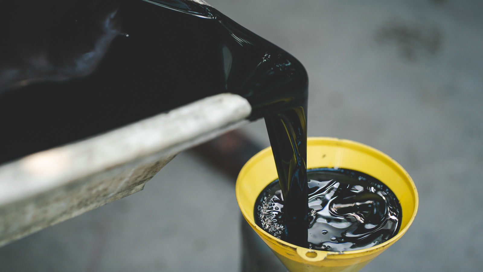 예, 오래된 모터 오일을 재사용 할 수 있지만해야합니까?