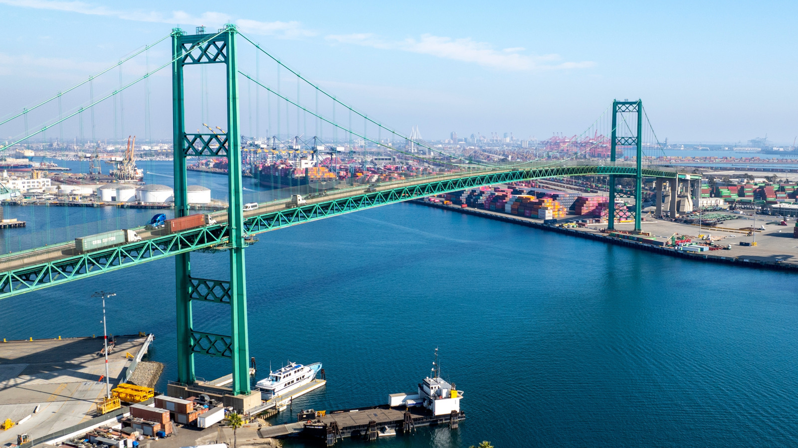 LA의 유일한 서스펜션 브리지는 비싸고 불편한 성형 수술을 받고 있습니다.