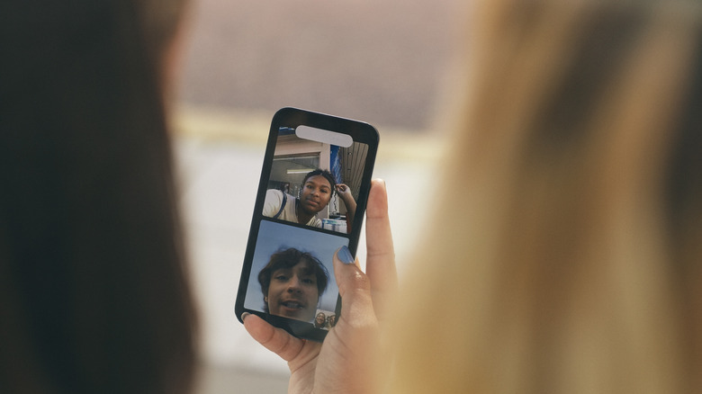 두 사람과의 화상 회의에 대한 여자