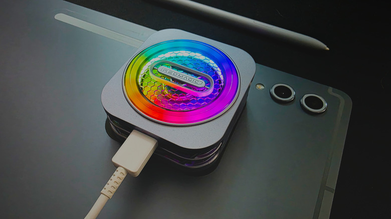 레드 마법 방열판 6 PRO Samsung Galaxy Tab S10 Ultra에 연결되었습니다.