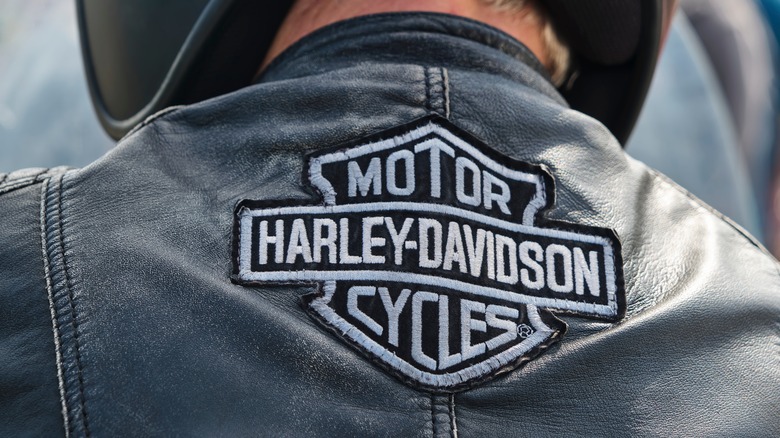 바이커 재킷의 뒷면에 자수 된 Harley-Davidson 로고