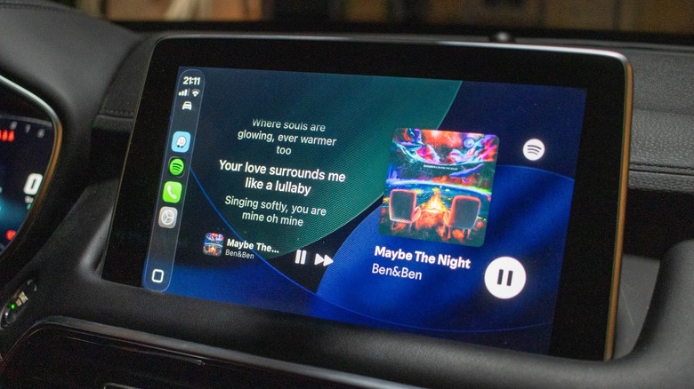 Apple Carplay의 노래 가사를 보여주는 위젯