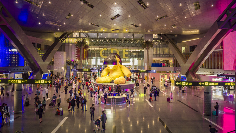 도하 국제 공항의 큰 홀.