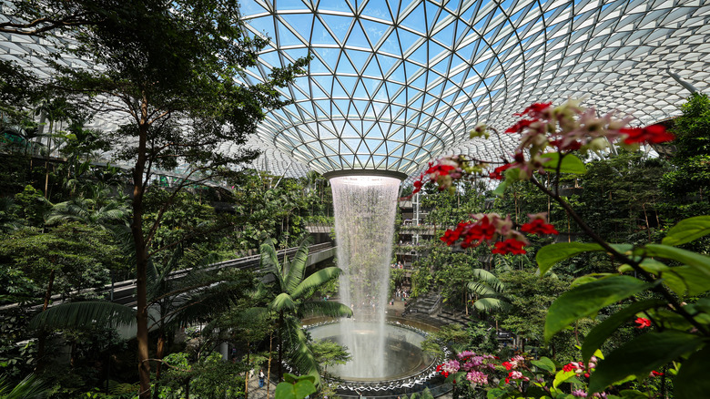 창이 공항의 실내 폭포의 넓은 전망.