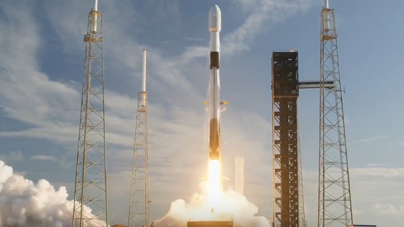 ISS 우주 비행사를위한 공급품 운송, NASA의 Cygnus XL 우주선은 엔진 오작동을 겪습니다.