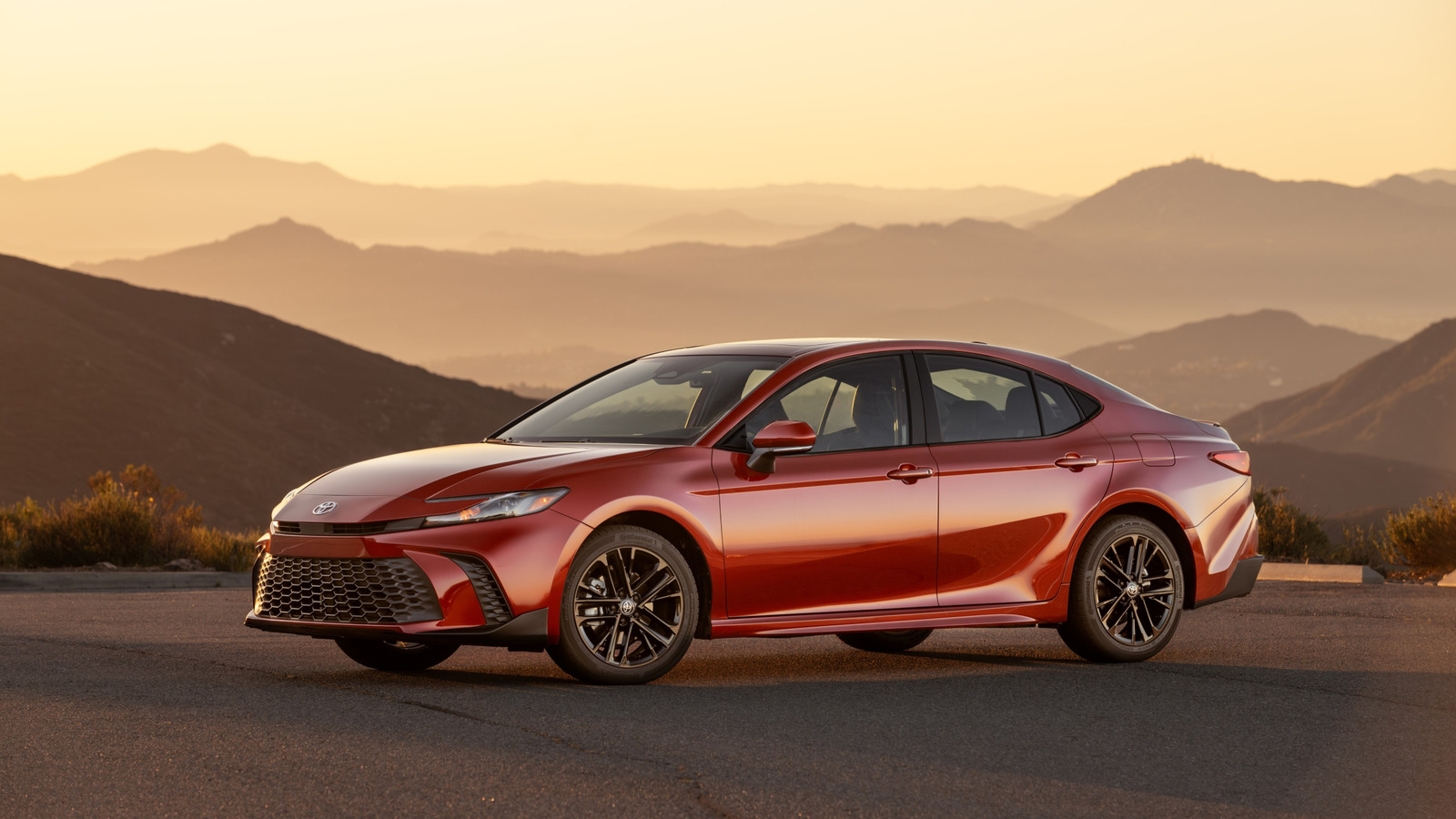 Toyota Camry vs Honda Accord : 어느 것이 더 크고 가격 차이는 무엇입니까?