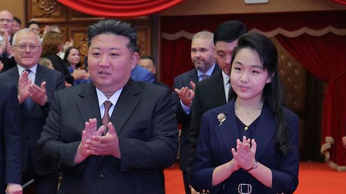 북한 정부가 제공 한이 사진에서 북한 지도자 김정은과 그의 딸은 2025 년 6 월 29 일 북한 평양에있는 이스트 평양 그랜드 극장에 도착했다.