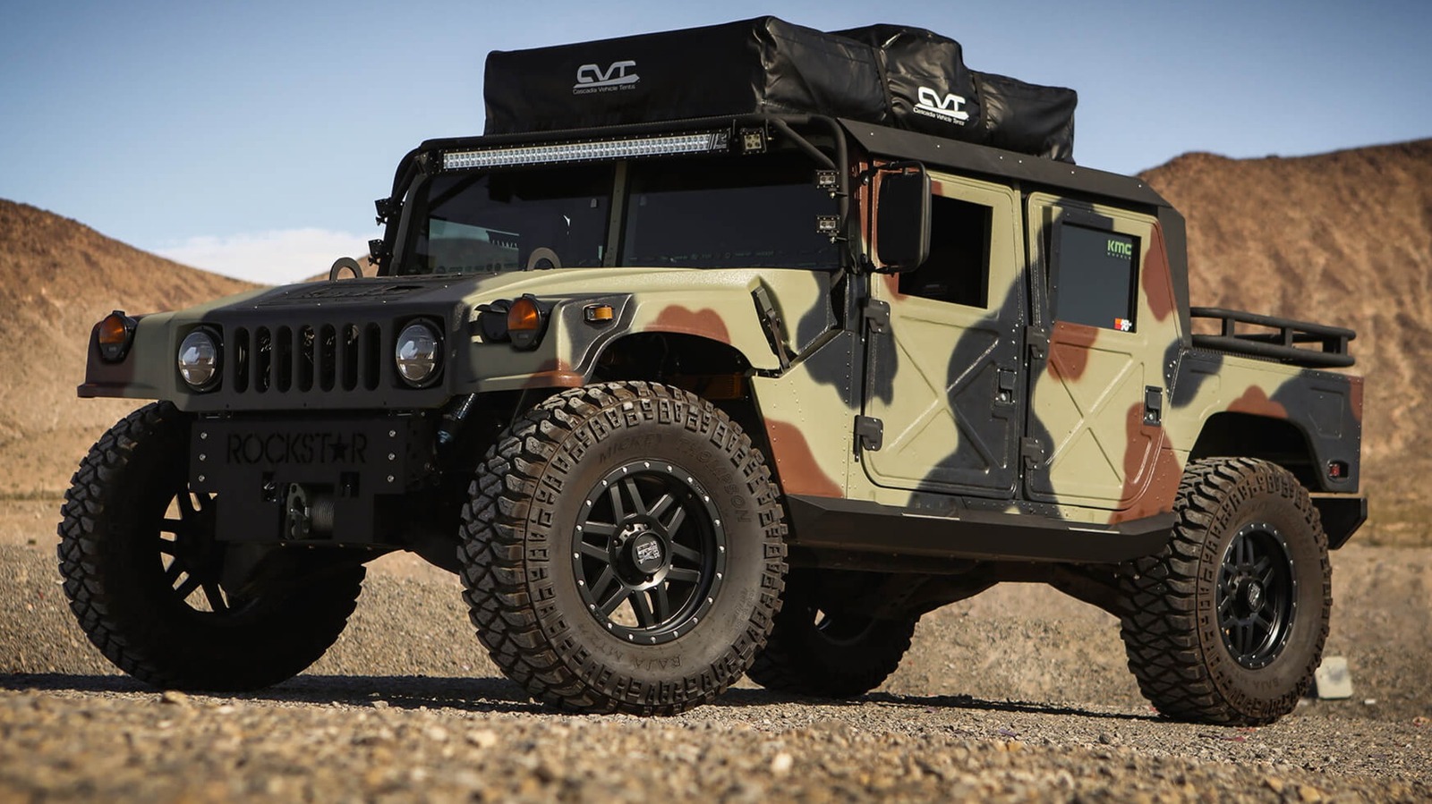 누가 미키 톰슨 타이어를 소유하고 어디에서 만들어 졌습니까?