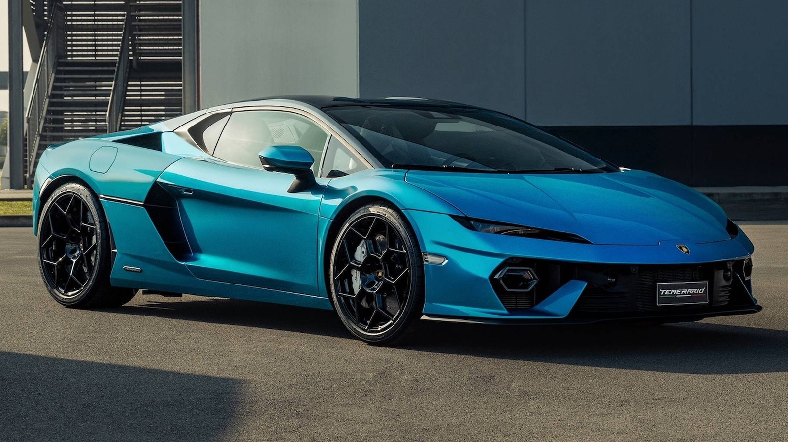 람보르기니에는 컵 홀더가 있지만 싸지 않습니다