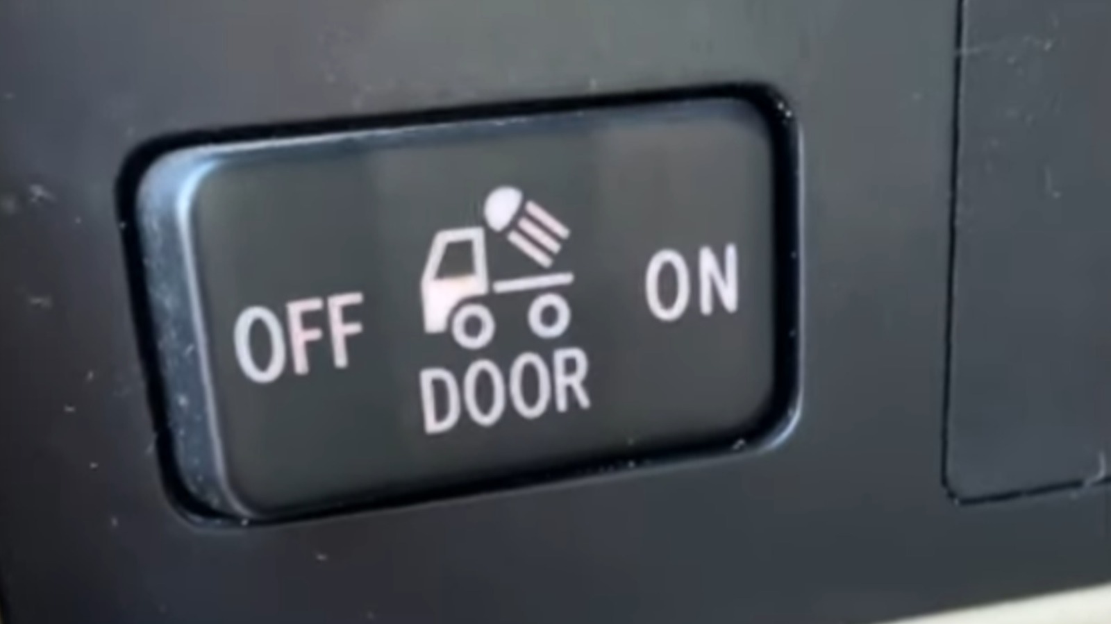 인터넷은이 트럭 버튼을 '해파리 발사기'라고 부릅니다.