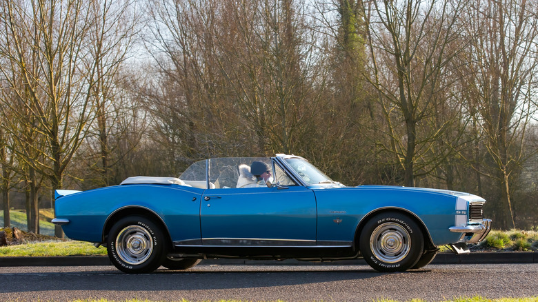 파란색 1967 Chevrolet Camaro 컨버터블 이동, 측면보기