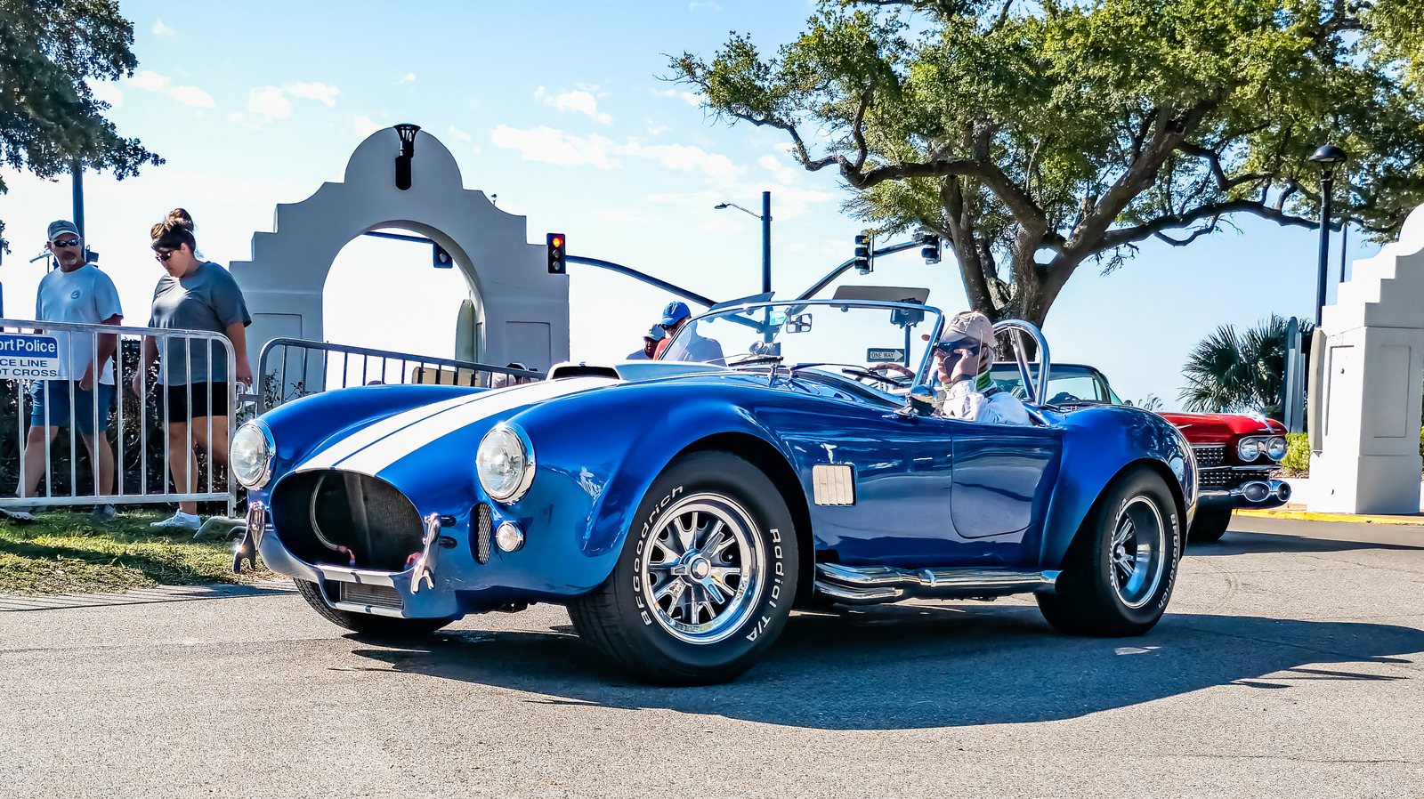 오래된 V8에게 그 고전적인 사운드를 제공하는 것은 무엇입니까? (그리고 현대 엔진을 잃어버린 방법)