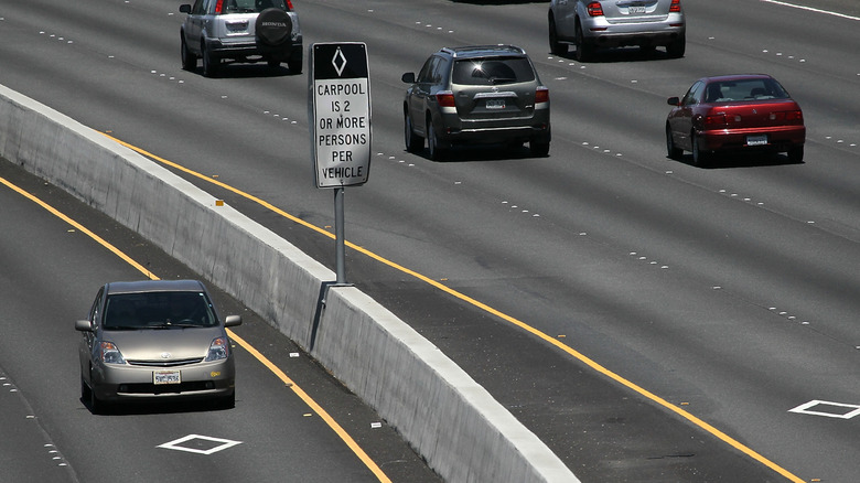 캘리포니아 Hov Lane에서 운전하는 Toyota Prius.