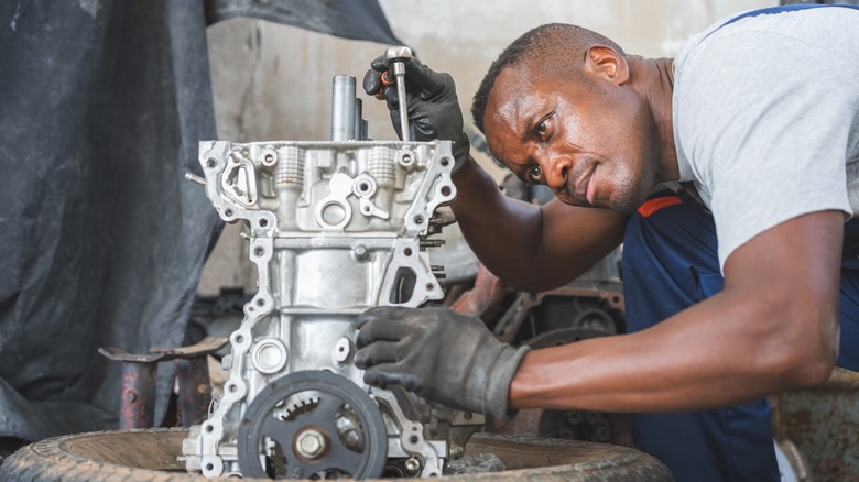 엔진에서 작업하는 기계공