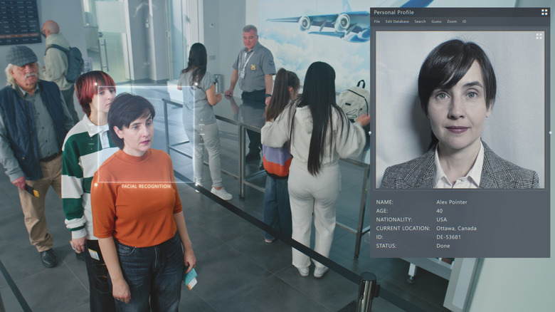 사람의 얼굴을 보여주는 생체 인식 안면 스캐닝을 통과하는 사람들과 보안 검문소