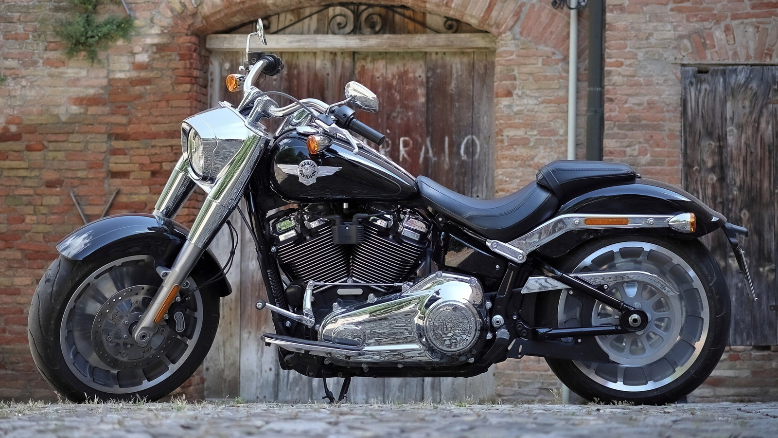 Harley-Davidson에서 FLFB는 무엇을 의미합니까?