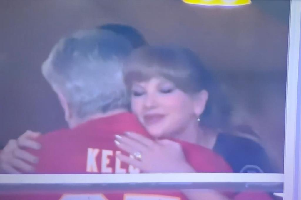 Taylor Swift는 Caitlin Clark과 함께 Chiefs-Lions 경기에 참석합니다.