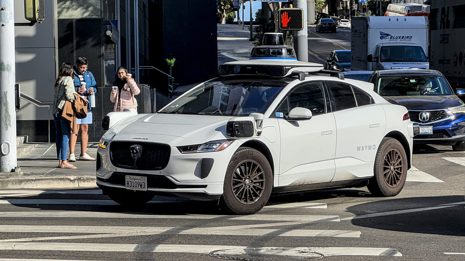 Tesla Vs Waymo: 로보택시 전쟁의 승자는 누구입니까?