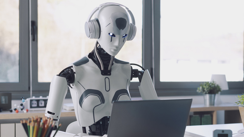 노트북을 사용하는 로봇